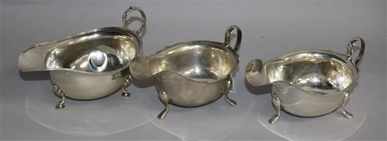 A pair of 1950s silver sauceboats and an earlier silver sauceboat. 9.5 oz.